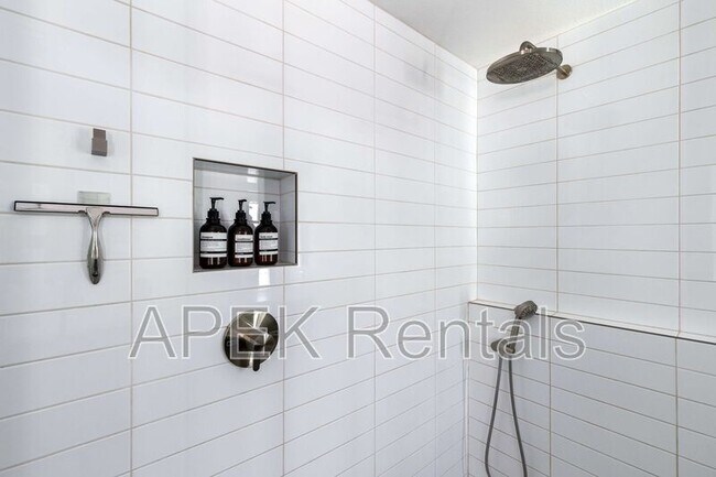 Building Photo - 2355 W Nicola Rd