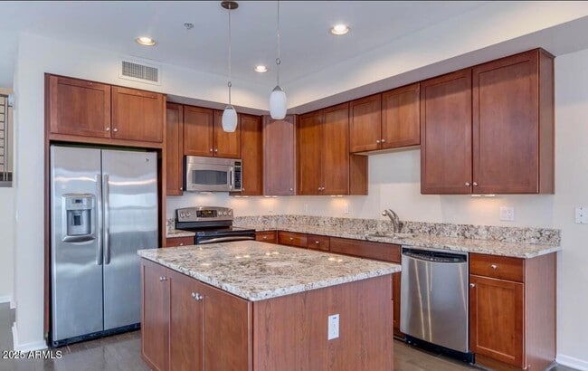 Building Photo - 525 W Lakeside Dr