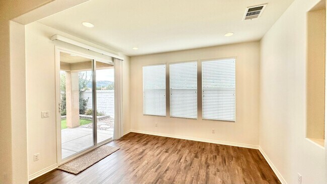 Building Photo - Beautiful, Stand Alone Condo in Resort-lik...