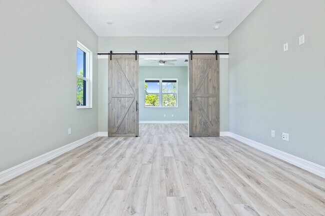 Building Photo - MODERN 4-BEDROOM TAMPA HOME | BUILT 2023 | FENCED YARD | PET FRIENDLY
