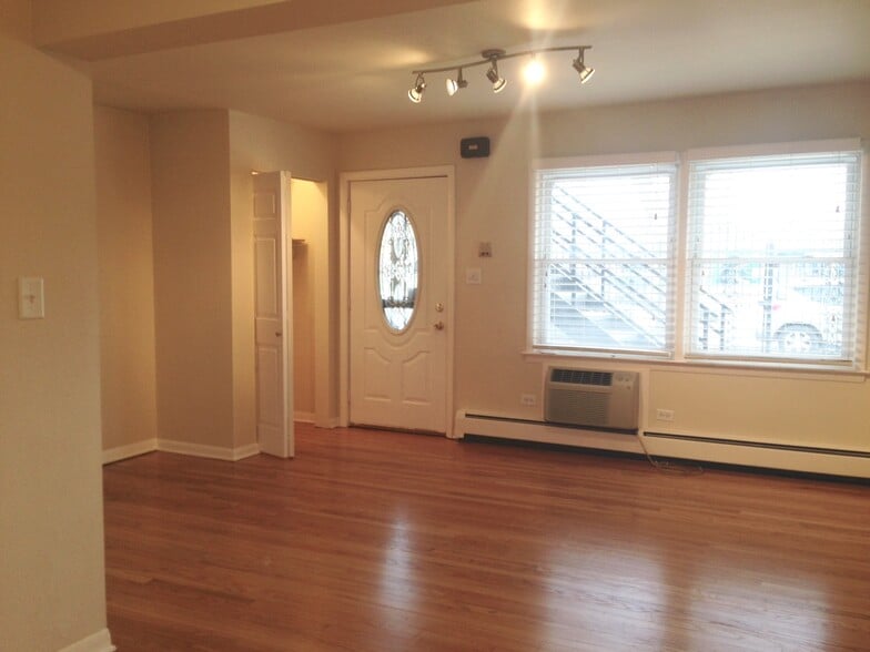 Building Photo - 4700 N Ashland Ave