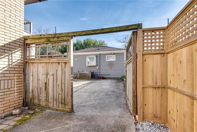 Building Photo - 1143 St Charles Pl NE