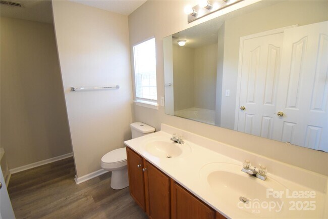 Building Photo - 8139 Chatham Oaks Dr