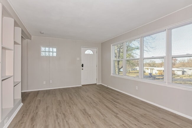 Building Photo - 4 Redwood Dr