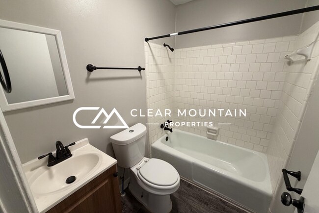 Building Photo - Renovated 2-Bedroom Apartment Just 1 Mile from Downtown Greer!