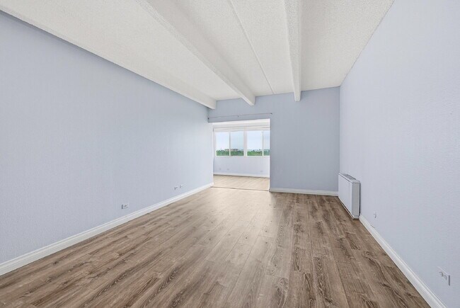 Building Photo - $1,095.95, 1 bed, 1 bath, located in Denver with a gorgeous sunroom