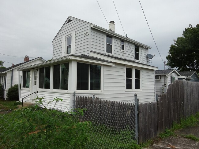Building Photo - 34 Bayview St
