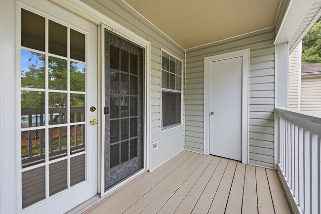 Building Photo - Updated 2BR Townhome in Prime Chapel Hill Location with Pool & Tennis!