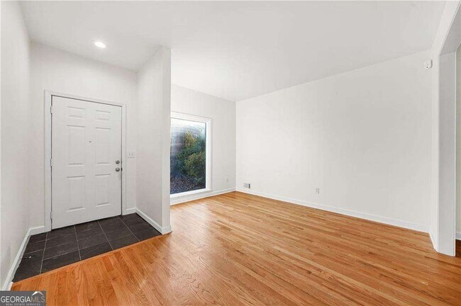 Building Photo - 1086 Pine Grove Ave NE