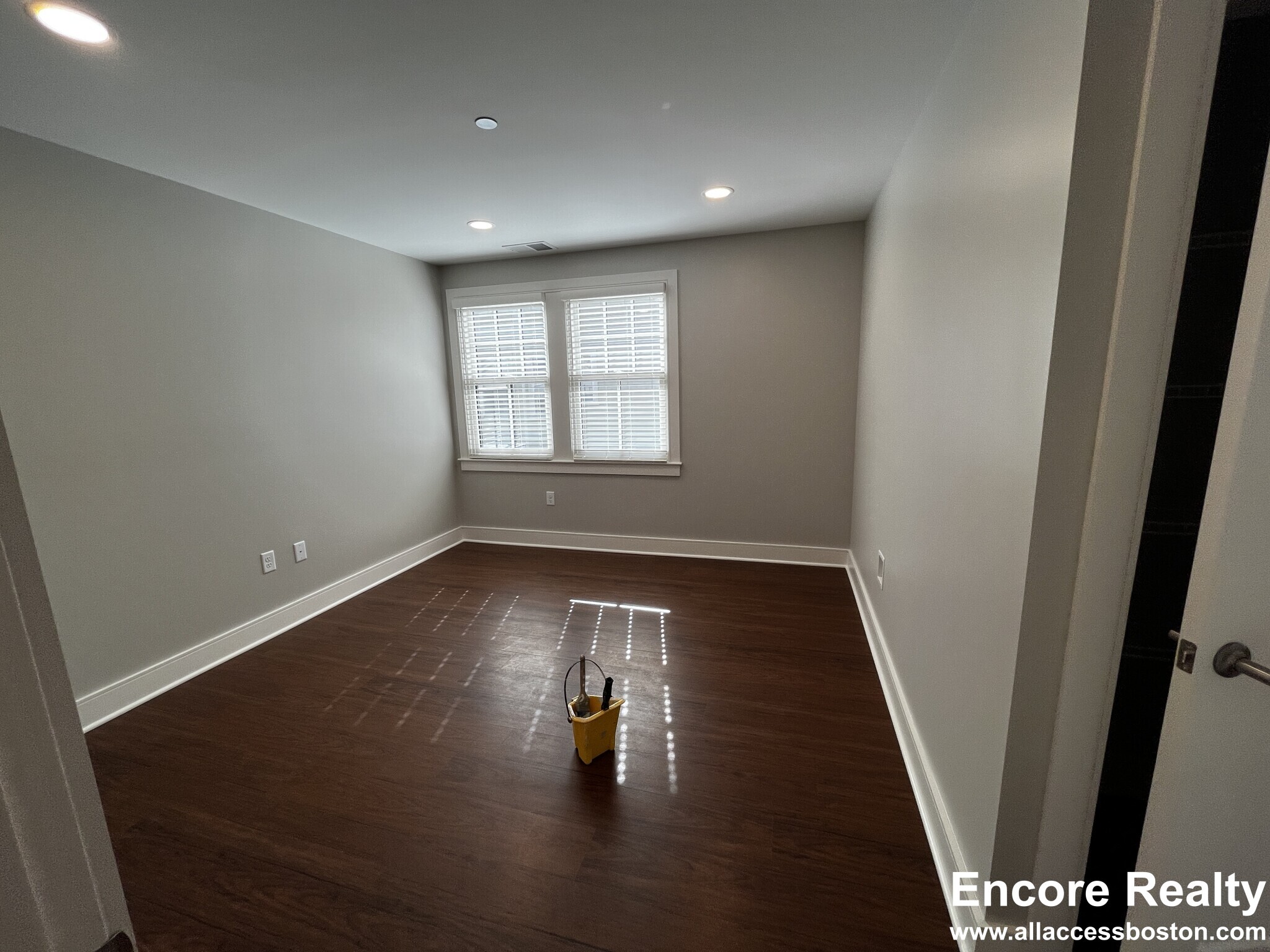 Building Photo - 390 Harvard St