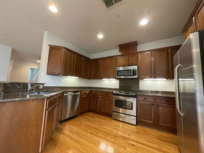 Building Photo - Nice Townhome w/ Detached Garage, Granite ...