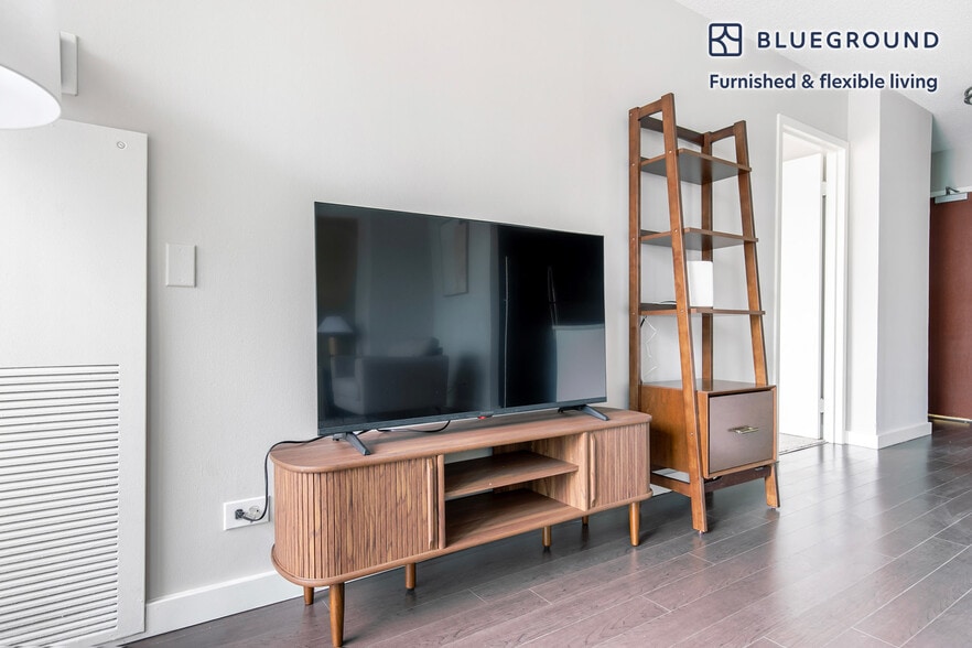 Building Photo - 77 W Huron St