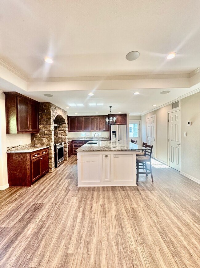 Building Photo - Elegant Estate in the Country Club Setting-Mother in law suite