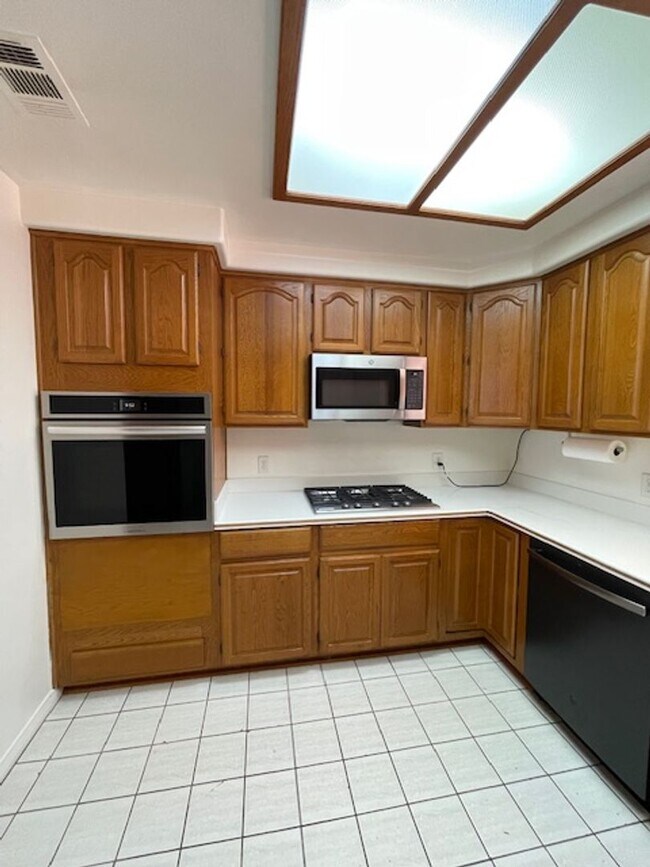 Building Photo - Quaint Gated Community near Pacific View Mall