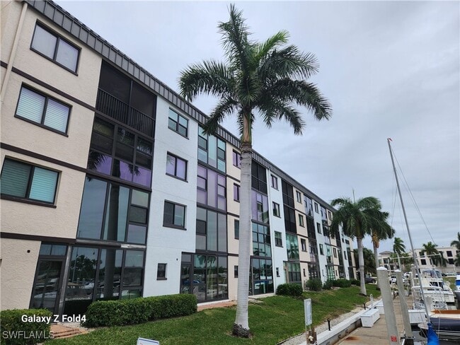 Building Photo - 805 River Point Dr