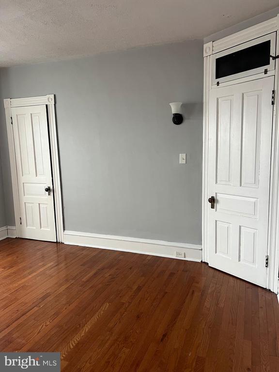 Building Photo - 166 Clymer St