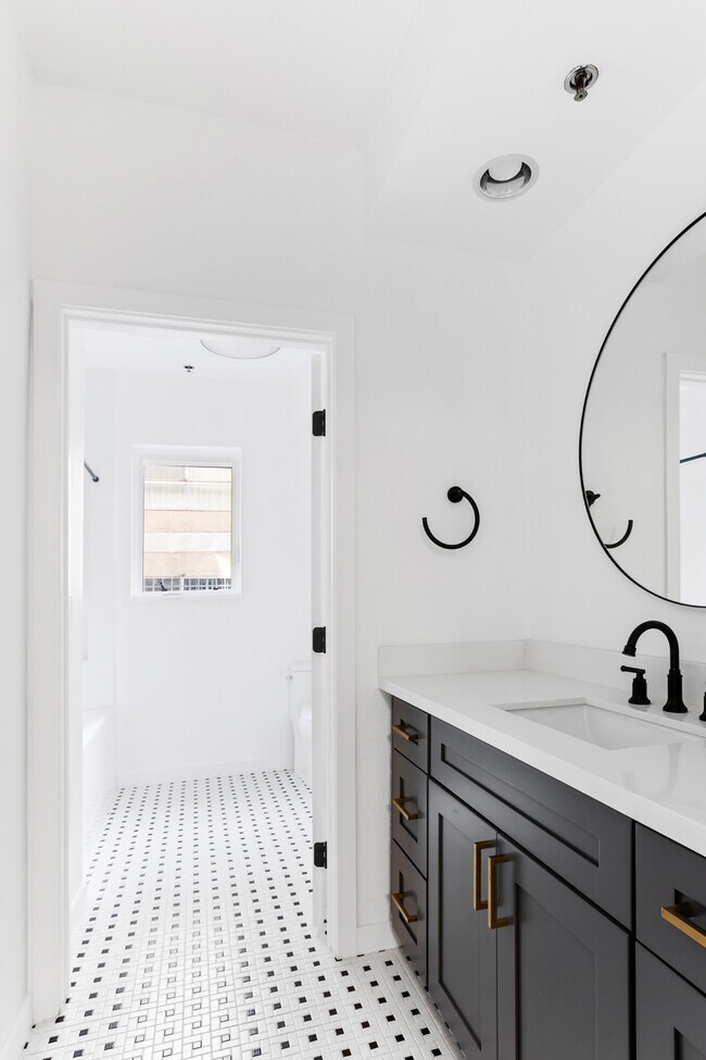 Gorgeous remodeled master bath ensuite - 900 S Harvard Blvd