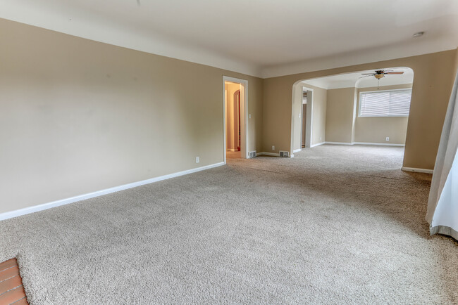 Living room - 3919 Creston Ave