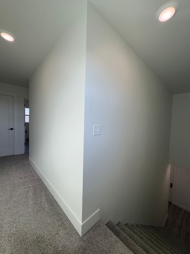 Building Photo - Peaceful Living Just Minutes from Town