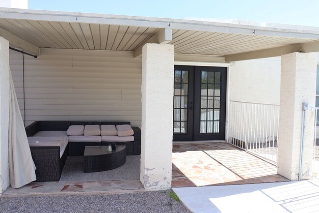 Building Photo - 5 Bedroom, 2 Bathroom