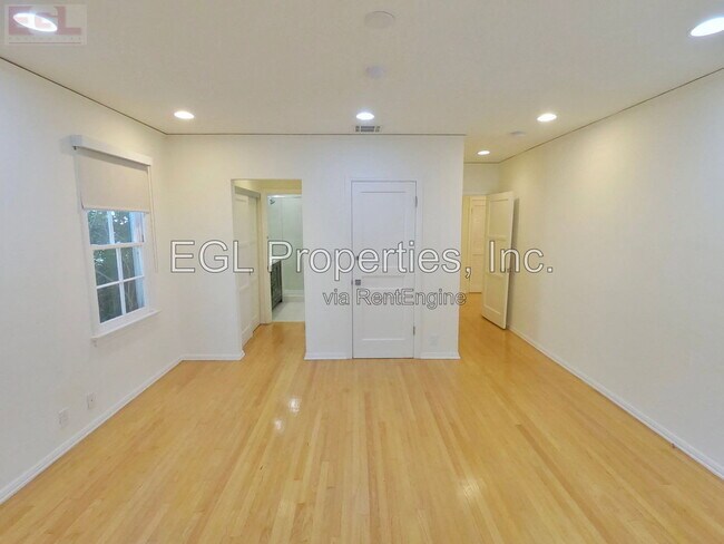 Building Photo - 10749 Wellworth Ave