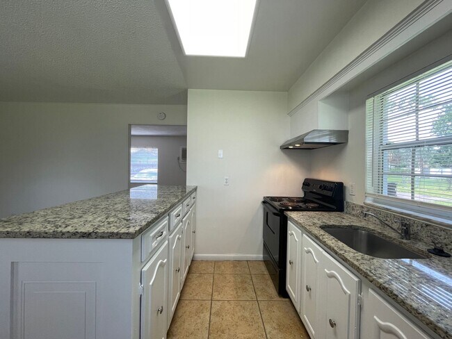 Building Photo - Updated One Bedroom, One Bath Apartment in...