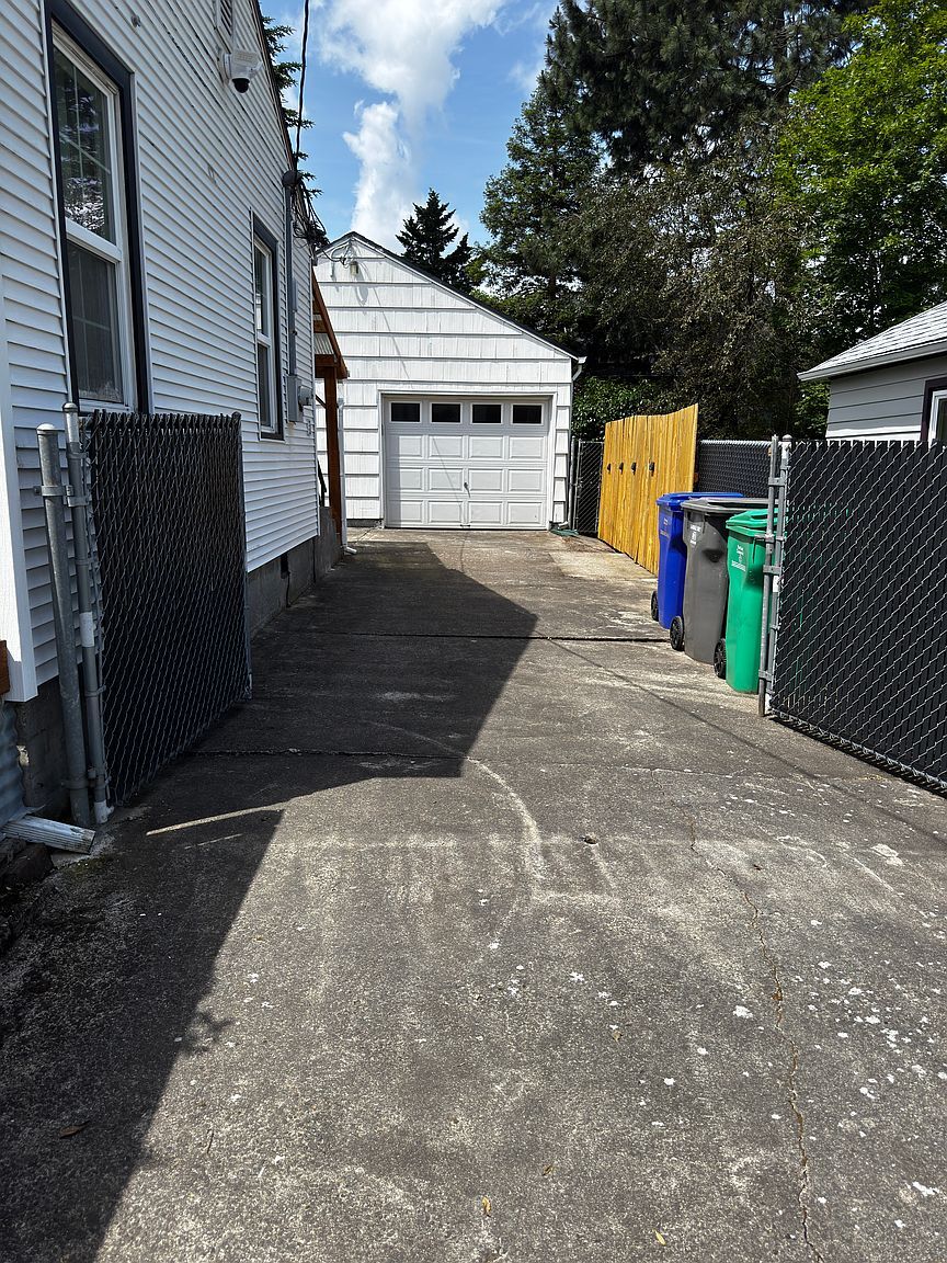 Building Photo - 1215 NE 79th Ave