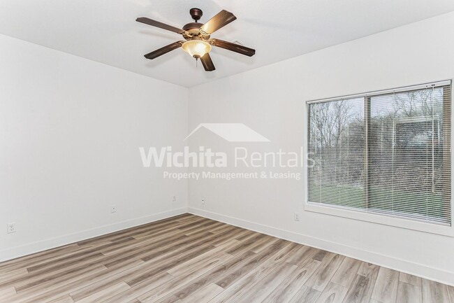 Building Photo - 920-922 Onewood Place