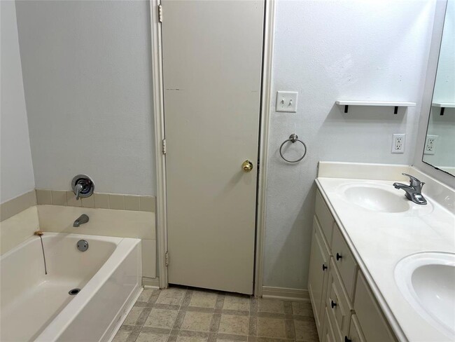 Building Photo - 16320 Sun View Ln