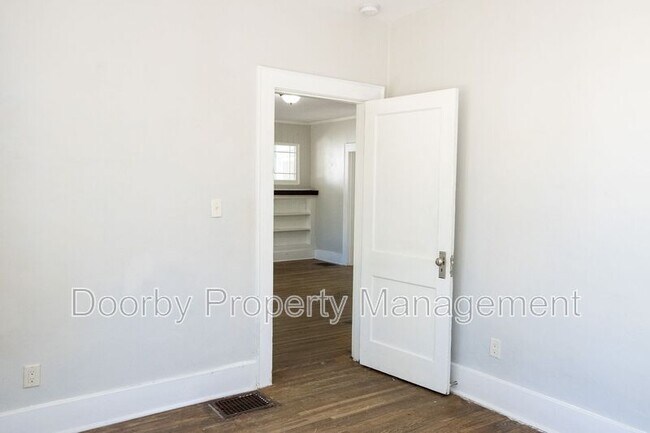 Building Photo - 910 S Crest