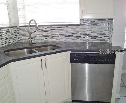 Building Photo - 6061 Bahia Del Mar Blvd S