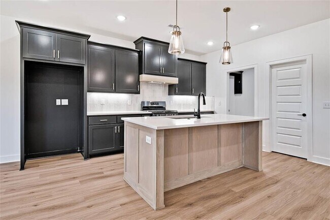 Building Photo - 6 Tarland Ln