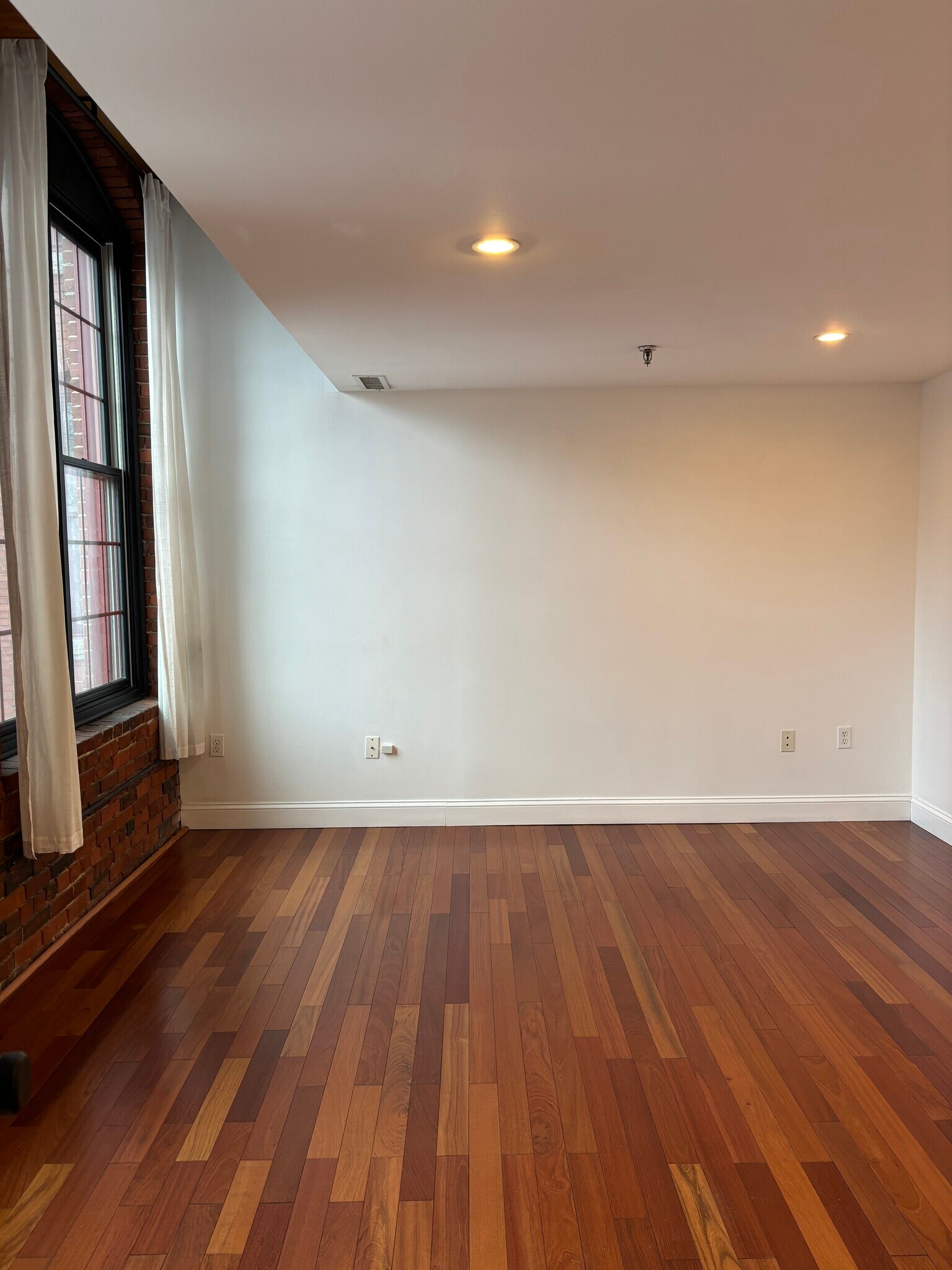 Building Photo - 471 Silver St