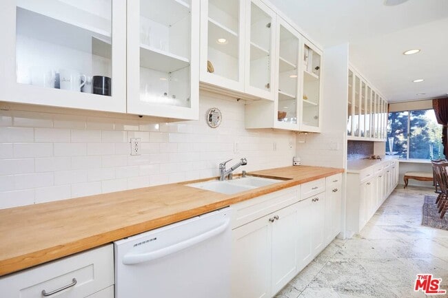 Building Photo - 865 Comstock Ave