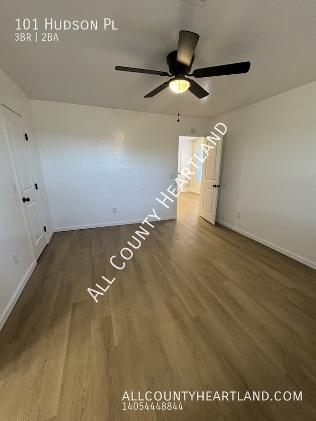 Building Photo - MOVE IN SPECIAL! Updated 3 bed 2 bath in M...