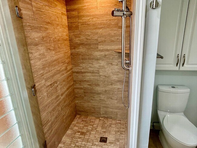 Building Photo - Colony Surf fully furnished and newly remodelled oceanfront "end unit" with parking + washer/drye...