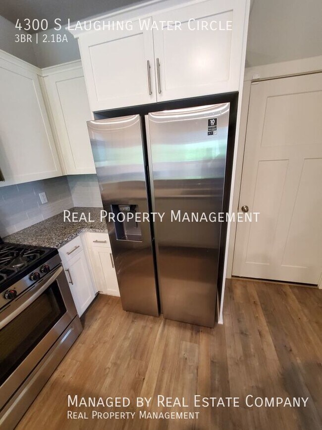Building Photo - Modern Ridgefield Townhome with Two Car Ga...