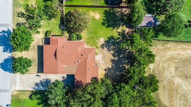 Building Photo - 3 Bedroom 2 Bath 2 Car Garage - Backs Up To A Nice Farm