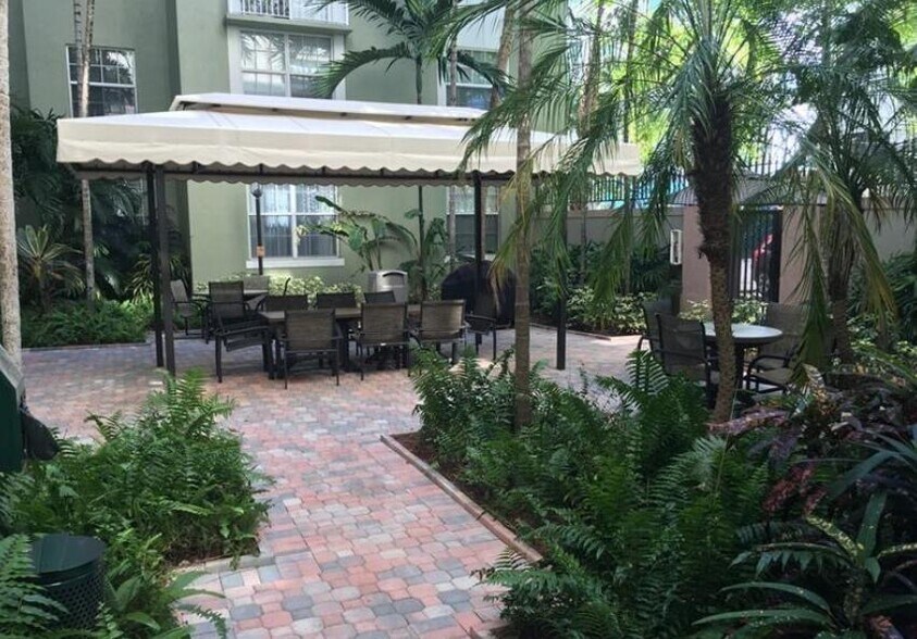 BBQ courtyard - 1919 Van Buren St