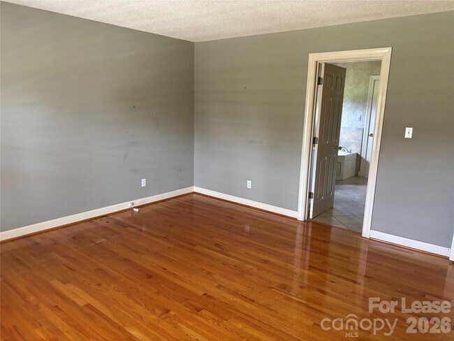 Building Photo - 2417 Lynwood Dr