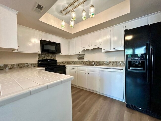Building Photo - 6817 El Greco Ct