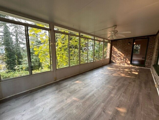 Building Photo - Charming 2 Bed, 1.5 Bath Home with Basement and Sunroom