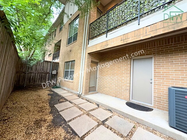 Building Photo - Elegant and Spacious 2-Bedroom Townhome with Rooftop View in Dallas