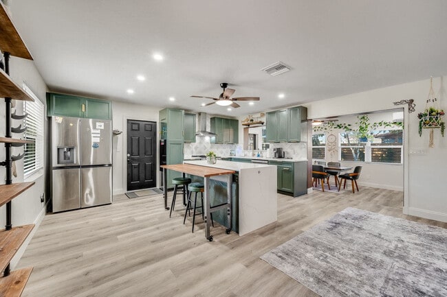 Building Photo - 415 N Shore Dr