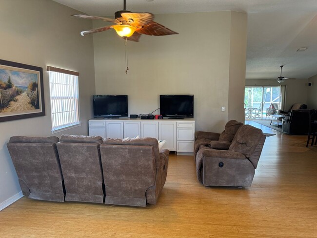Building Photo - 4 bed 2bath with Pool