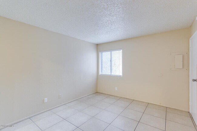 Building Photo - 4410 N Longview Ave