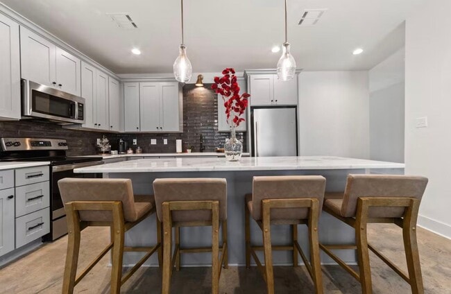 Building Photo - FOR RENT in LAFAYETTE!