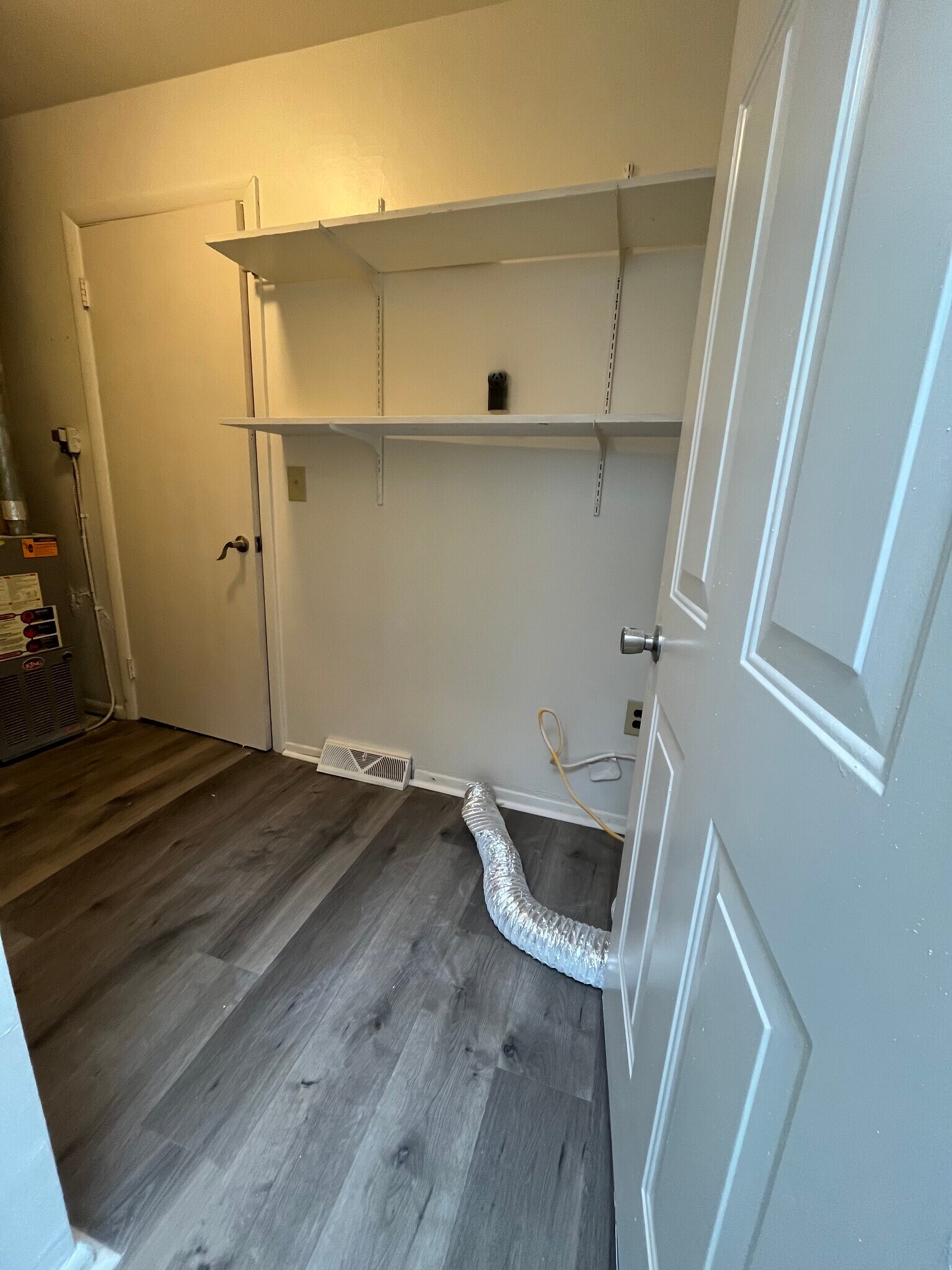 laundry room - 4052 W Lake Rd