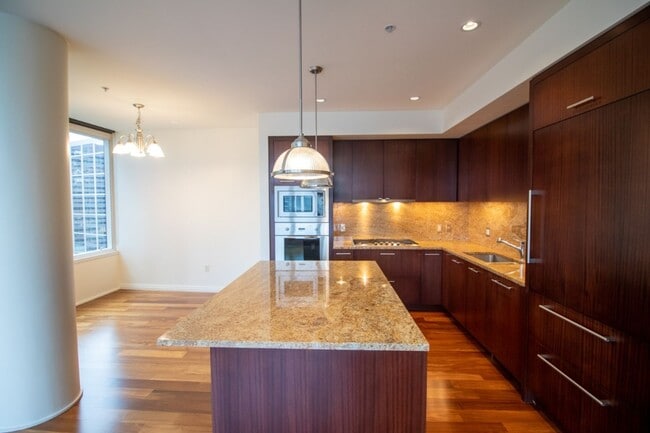 Building Photo - 1bd/1.5ba Bellevue Condo
