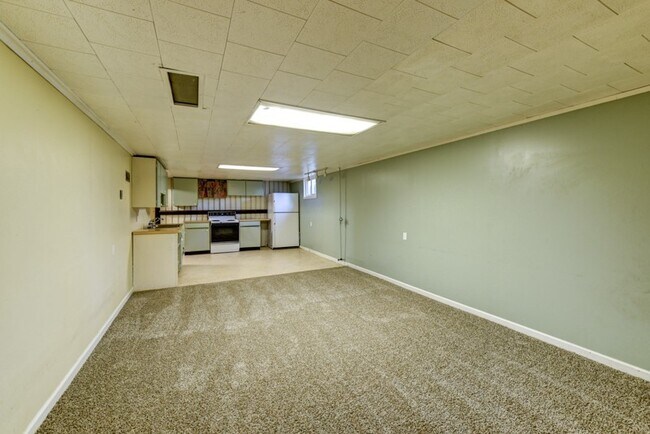 Building Photo - Beautiful and LARGE 4 bed 3 bath Home in D...